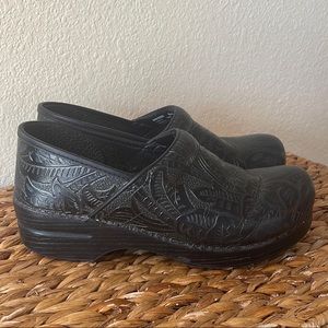 Floral Black tooled embossed Dansko professional Clogs size 40 EUC (US 9.5/10)